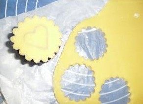 玻璃心饼干,将面团拿出，放在油纸上擀成0.3mm厚的薄片，用饼干模具压出饼干（如果没有这样的一次成型模具，可再配一个小模具压出芯部分）。