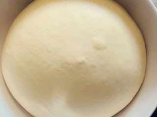 淡奶油小餐包,面团发酵成两倍大。