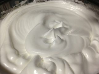 水果奶油蛋糕,如图：蛋白，蛋黄分离，蛋白放无油无水盆里。分三次加入白糖打发蛋白。打好放冰箱冷藏。