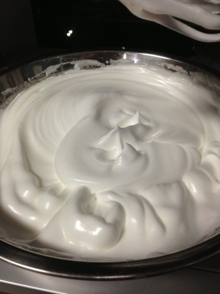 水果奶油蛋糕,如图：蛋白，蛋黄分离，蛋白放无油无水盆里。分三次加入白糖打发蛋白。打好放冰箱冷藏。