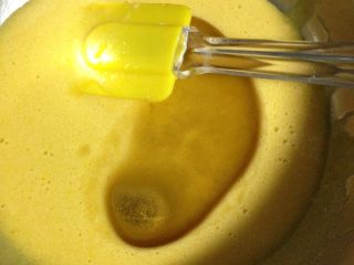 水果奶油蛋糕,如图：蛋黄加糖打至粘稠颜色变浅。然后分三次加人油，每一次都搅拌均匀。