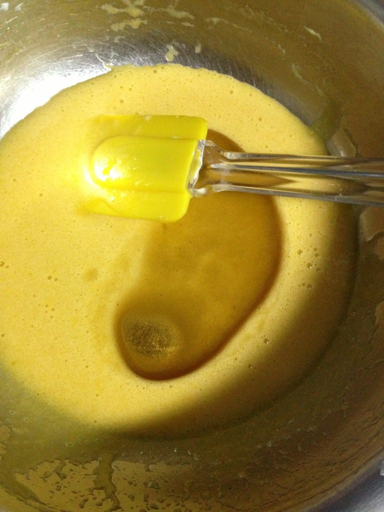水果奶油蛋糕,如图：蛋黄加糖打至粘稠颜色变浅。然后分三次加人油，每一次都搅拌均匀。