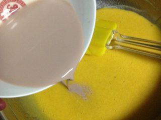 水果奶油蛋糕,如图：加入牛奶拌匀。