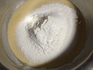 水果奶油蛋糕,如图：筛入拌好的低粉加泡打粉