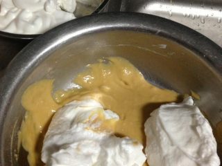 水果奶油蛋糕,如图：分三分之一蛋白加入蛋黄糊拌匀。