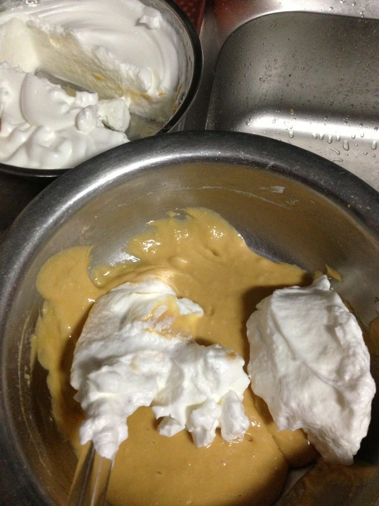 水果奶油蛋糕,如图：分三分之一蛋白加入蛋黄糊拌匀。