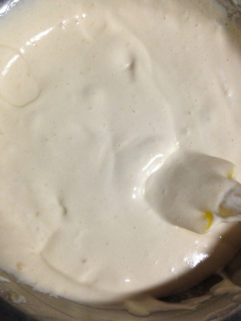 水果奶油蛋糕,如图：蛋黄糊加入蛋白里切半均匀。
