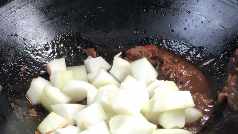 冬瓜烧鸭肉,30分钟后，打开锅盖拌匀，加入冬瓜翻炒均匀，继续烧15分钟