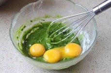 菠菜奶油蛋糕卷,用干净的勺子将蛋黄捞出，放入步骤4中略拌的面糊中，用蛋抽搅拌至顺滑无颗粒状即成蛋黄糊。
