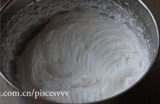 菠菜奶油蛋糕卷,蛋白加入几滴白醋，分次倒入幼砂糖，先低速后高速打发蛋白。