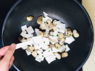草菇炒山药,炒至蔬菜恹恹，撒入盐调味