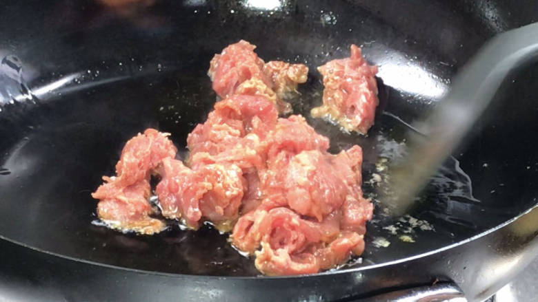 滑蛋牛肉,起锅热油，放入牛肉，中火炒至变色，摆一边