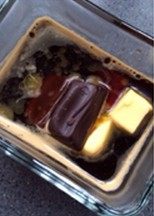 日式摩卡海绵蛋糕,萃取一杯意式浓缩咖啡，将浓缩咖啡、黄油、黑巧克力混合隔水加热至巧克力融化。