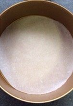 日式摩卡海绵蛋糕,模具底部铺油纸，如果非不沾模具，周围也要铺油纸防沾。