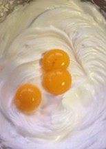 日式摩卡海绵蛋糕,分三次加入细砂糖，将蛋白打至硬性发泡，将蛋黄加入打发的蛋白中。
