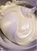 日式摩卡海绵蛋糕,一次性筛入低粉和玉米粉混合物，刮刀切拌均匀无干粉状态，大约80次左右，动作轻柔快速，不要划圈。