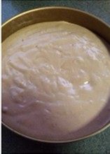 日式摩卡海绵蛋糕,从高处倒入模具中，入预热好的烤箱中层烘烤，入炉前持模具轻磕台面震出多余汽泡。