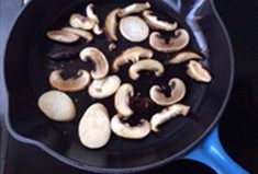 素食菌菇披萨,蘑菇洗净切片，平底锅少量油煎至边缘金黄，洒少许盐备用。