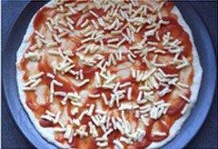 素食菌菇披萨,发酵好的面团取出后排气后松驰15分钟，擀成大的薄片，烤盘（烤盘直径31CM）涂少许油，将面片铺上，涂一层披萨酱，洒一层马苏里拉芝士，洒少许现磨黑胡椒。