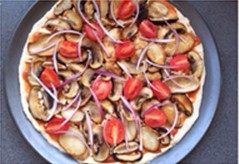 素食菌菇披萨,将处理好的食材铺满，入预热250度的烤箱中层烤10分钟，取出再洒一层芝士，入烤箱底层5分钟。