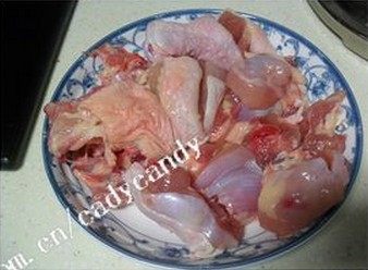 油焖春笋鸡块,鸡腿是带胸骨的，去掉里面内脏和多余的油脂，不去骨头，直接剁成鸡块。