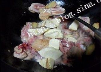 油焖春笋鸡块,热锅凉油，油热后倒入姜片和鸡腿翻炒，鸡腿表面变色后加入笋一起炒。