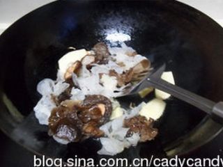 罗汉斋烩饭,油热后，加入胡萝卜冬笋片快速翻炒几下，倒入香菇木耳，一起翻炒。