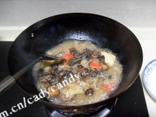 罗汉斋烩饭,倒入料汁，再加少许水，大火煮，等汤汁变少时倒入梅菜金针菇搅拌。