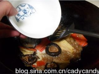 罗汉斋烩饭,倒入水淀粉勾上点薄芡，淋上少许芝麻油即可出锅了。