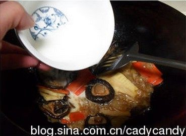 罗汉斋烩饭,倒入水淀粉勾上点薄芡，淋上少许芝麻油即可出锅了。