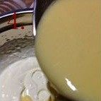 香橙慕斯蛋糕,将做法2.的橙汁蛋奶浆倒入做法3.中
