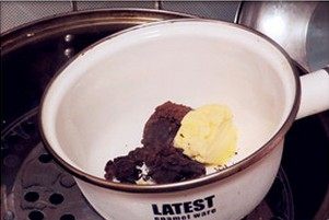 巧克力大理石土司,巧克力切小块和黄油隔热水融化备用。