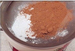 巧克力大理石土司,混合过筛好的高筋粉、可可粉和玉米淀粉。