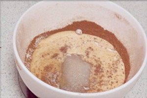 巧克力大理石土司,倒入牛奶和白糖，搅拌均匀。