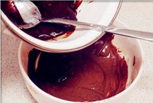 巧克力大理石土司,倒入融化后的巧克力和黄油混合液。