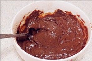 巧克力大理石土司,倒入蛋白拌匀后，将混合后的巧克力液倒入奶锅，小火加热至浓稠，搅拌时面糊脱离容器四周和底部。