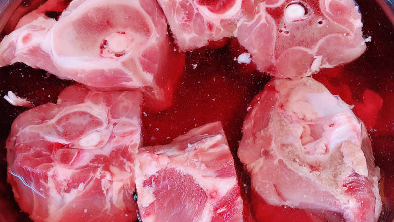 红烧羊肉煲,准备好羊颈肉，泡出血水。
