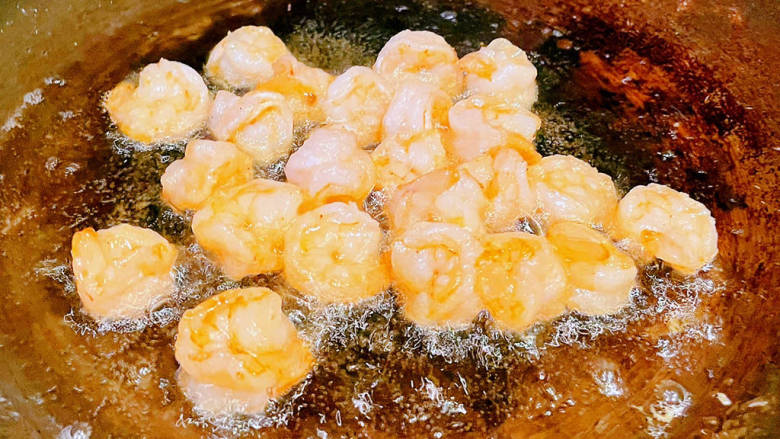 虾仁豆腐煲,虾仁煎制金黄色的虾球先取出备用
