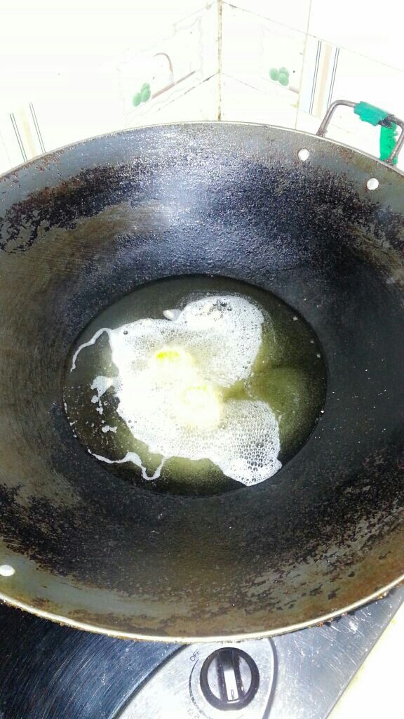 炸金珠,把油倒锅里加热至四五成热将裹了面包糠的圆珠放锅里炸！