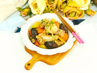 土豆香菇焖鸡,起锅装盘后，撒上葱花装饰