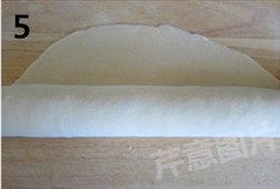 自制煎饼果子,饧好的面团用擀面杖擀到极薄（一张打印纸的程度），可使用适量干粉防粘。