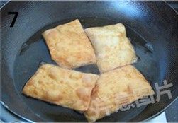 自制煎饼果子,起油锅，热锅入凉油，大火烧至6成热时，转中火，逐片下入面皮，待一面炸至金黄色时翻面，炸至两面金黄酥脆。