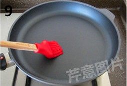 自制煎饼果子,平底锅上火，中小火加热，锅底略热时（不可太热），用小刷子均匀刷上一层油脂（不可太多）。