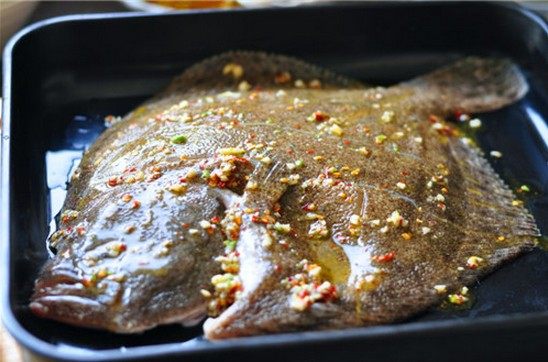 香辣烤多宝鱼,将调味汁均匀刷在鱼身上，划开的缝隙中也要涂抹，腌制1小时以上。