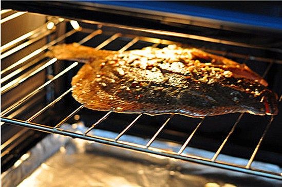 香辣烤多宝鱼,烤箱预热200度，将鱼放在烤架上，烤架下放一个接油盘，烤10到15分钟。