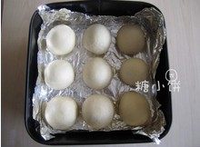 泡椰浆小餐包,排在模具中二次发酵至1.5倍大。