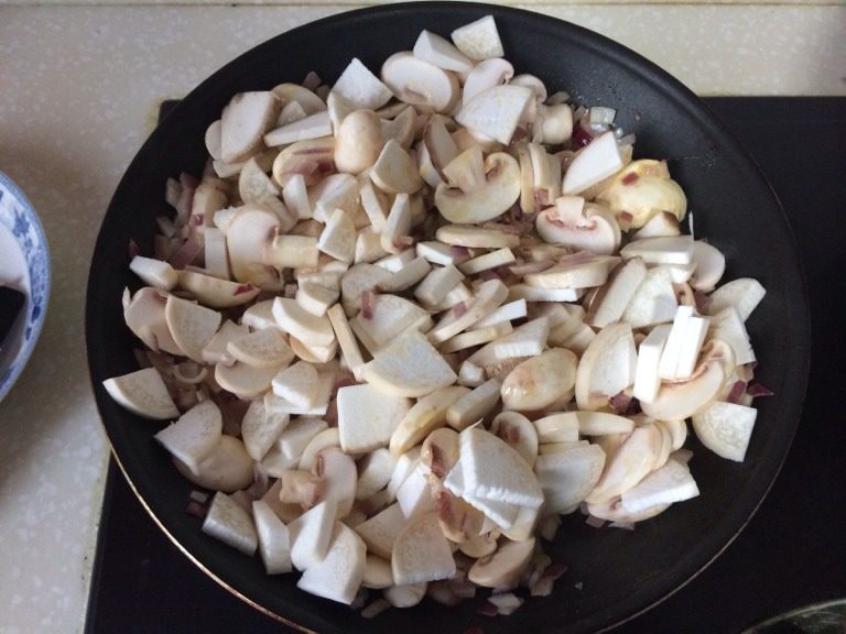 奶油蘑菇意面,紧接着加入蘑菇、鸡腿菇翻炒