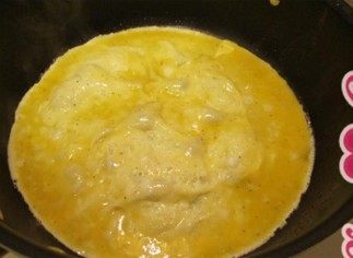 西式蛋饼,倒入一半的蛋液，摊平。