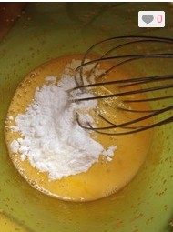 芒果班戟,加入20g糖粉，搅拌均匀，不要打发。