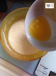 芒果班戟,15g黄油隔水加热至融化，倒入面糊中。